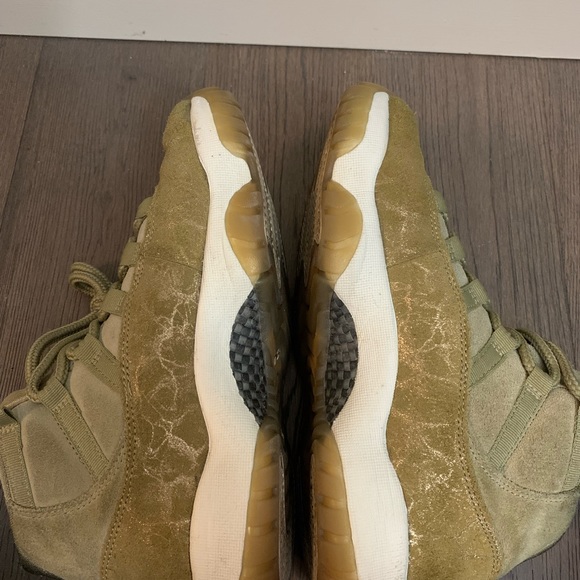 Jordan 11 Retro ‘OLIVE LUX - Picture 10 of 13
